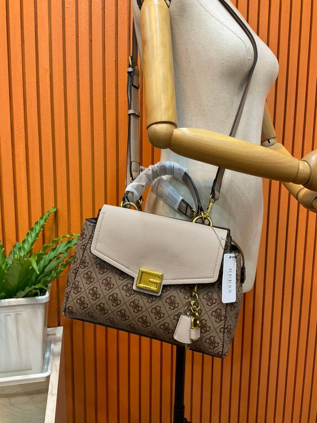 ของแท้ 100% NEW ARRIVAL!!! GUESS FACTORY VALY GIRFRIEND SATCHEL BAG กระเป๋าถือหรือสะพายรุ่นใหม่ล่าสุด Latte