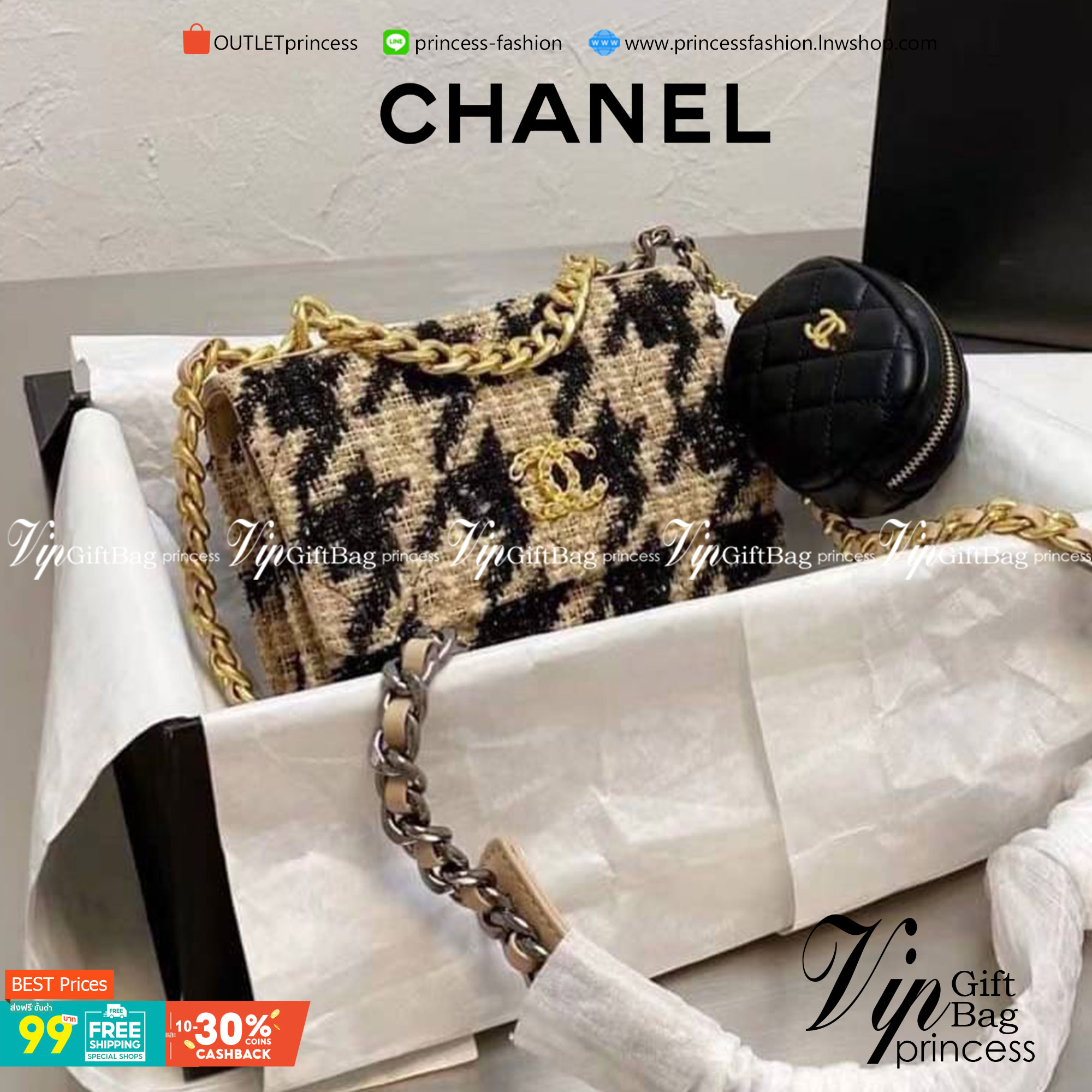 Chanel อเนกประสงค์ รุ่น Limited edition ลายวินเทจ พร้อมใบเล็ก หนังแท้ น้ำหนักเบา มีช่องใส่ของจุกจิก เปิดปิดด้วยฝาปิดกระดุม มีช่องใส่บัตร ช่องซิป ใส่กระเป๋าสตางค์ใบยาว ได้ค่ะ ตัวจริงสวยมากๆถูกใจรีบจองนะคะ ใส่มือถือได้ทุกรุ่น สายสะพายยาวคู่ สะพายได้สองแบบ ป