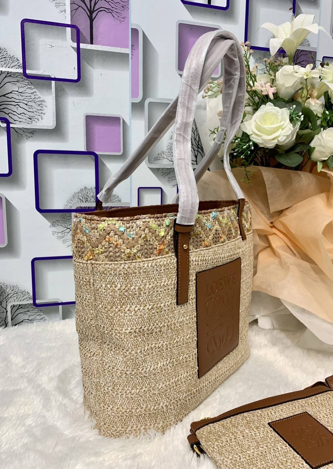 LOEWE TOTE BAG VIP GIFT WITH PURCHASE (GWP) พรีเมี่ยมกิ๊ฟ Limited Edition จาก LOEWE PERFUME DUTYFREE COUNTER วัสดุ Textile Canvas & CalfSkin งานสวยหรู รูปทรงวินเทจมาพร้อม Clutch ใบเล็กเข้าชุด ซื้อ 1 ได้ถึง 2 ด้านหน้าปักโลโก้แบรนด์ LOEWE ผ้าเนื้อหนาใช้งานท