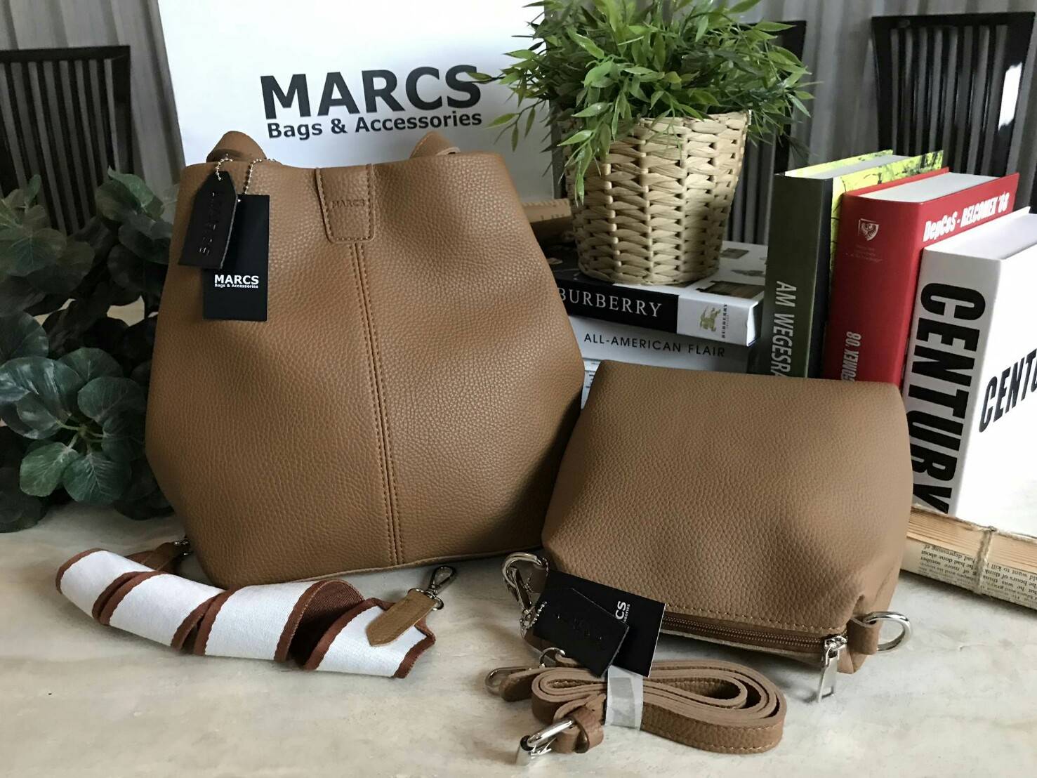 MARCS 2WAYS SHOULDER BAG 2018 New arrival กระเป๋าถือหรือสะพาย 2 in 1 รุ่นใหม่ล่าสุด ดีไซน์สไตล์ Hermes สุดคลาสสิค ซื้อ 1 ได้ถึง 2 ใบ ทั้งใบใหญ่ & ใบเล็กเข้าชุดกัน พร้อมสายสะพาย 2 แบบ 2 สไตล์สลับใช้ได้ไม่จำเจ วัสดุหนังแกะสังเคราะห์นิ่มสวย ขนาดกำลังดี ใบใหญ