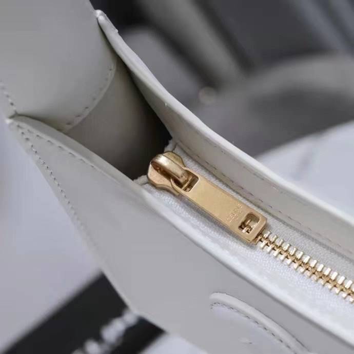 หนังแท้ CELINE SHOULDER BAG CUIR TRIOMPHE IN SMOOTH CALFSKIN ภาพสินค้าถ่ายจากงานขายจริง ใช้งานต่างประเทศได้