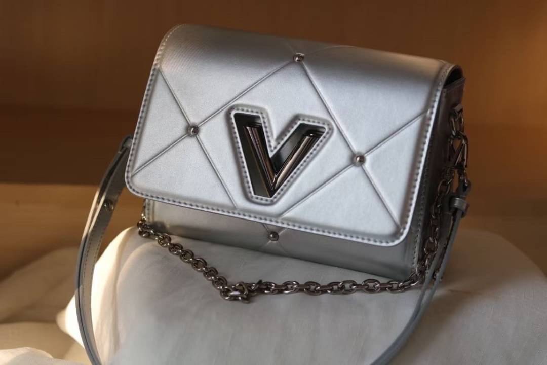 หนังแท้ LOUIS VUITTON Epi Twist Shoulder Bag MM พร้อมส่งที่ไทย เกรดออรินอลงานหนังแท้ทั้งใบ ภาพสินค้าถ่ายจากงานขายจริง ใช้งานต่างประเทศได้