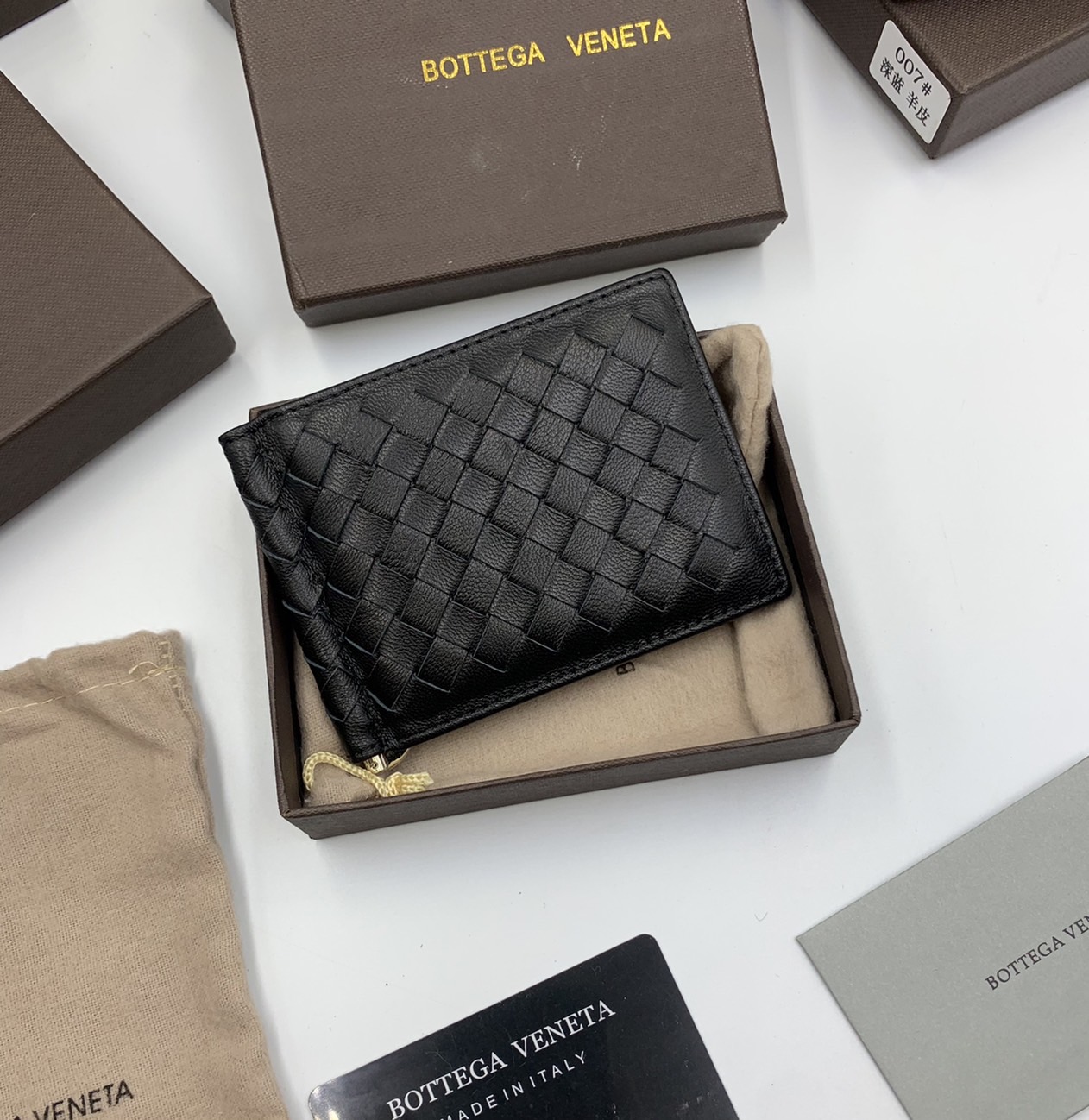 หนังแท้ BOTTEGA VENETA MONEY CLIP WALLET / BV Wallet / BV Men's Wallet พร้อมส่งที่ไทย กระเป๋าสตางค์ใบสั้น รุ่นคลาสสิกพร้อมคลิบโลหะ ที่หยิบมาใช้งานได้บ่อยที่สุด งานหนังลูกวัวแท้ทั้งใบ ใช้ทนทานได้นาน ใช้ทนทา