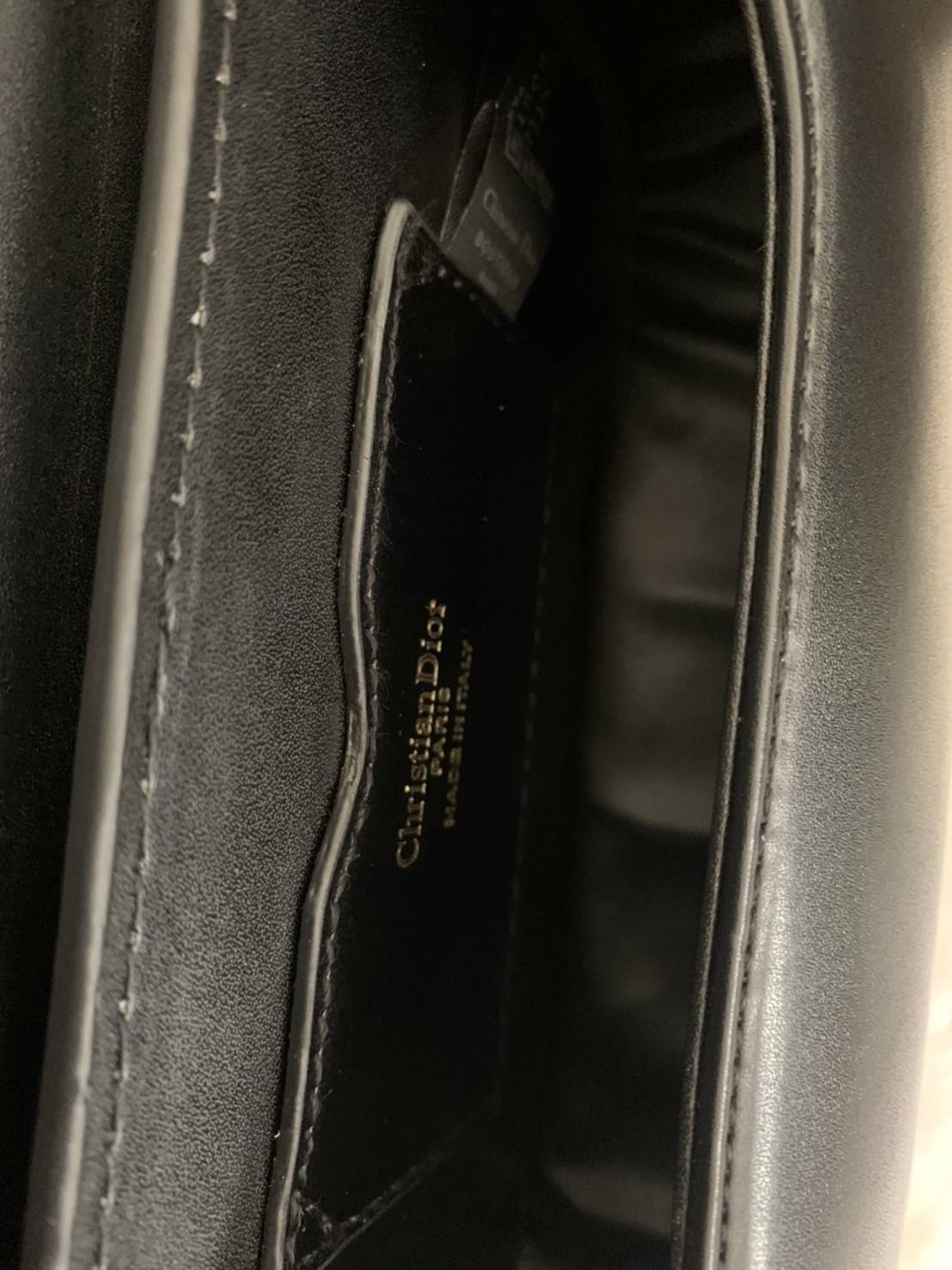 DIOR BOBBY EAST-WEST BAG (GWP) พรีเมี่ยมกิ้ฟ Limited Edition กระเป๋าสะพายขนาดกระทัดรัด น่ารักมากมาย วัสดุหนังแท้ (Calfskin) อะไหล่ทอง ตกแต่งด้านหน้ากระเป๋าแบบหัวเข็มขัด ประดับโลโก้ CD ด้านหลังสกรีนตัวอักษร "30 MONTAIGNE" มีช่องสำหรับเก็บของหนึ่ง