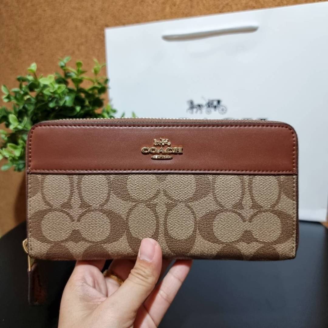COACH F76873 ACCORDION ZIP WALLET IN SIGNATURE CANVAS Best seller กระเป๋าสตางค์รุ่นคลาสสิค ซิกเนเจอร์ของแบรนด์ ที่ขายดีตลอดกาล วัสดุหนังแคนวาสเคลือบสลับหนังแท้ เปิด-ปิดด้วยซิปรอบ รูดใช้งานง่าย ใส่บัตรได้ มีช่องซิปใส่เหรียญ ใส่มือถือได้ พกใบนี้ใบเดียวเอาอย