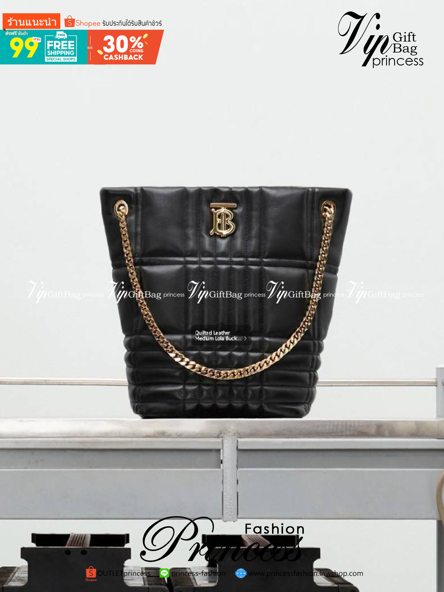 BURBERRY FRAGRANCES LAMBSKIN BAG VIP หนังแท้ Lambskin นิ่มสวยหรูดูดี ภายในโล่งกว้างใส่ของได้เยอะ มาพร้อมสายสะพายโซ่ทองสามารถซ้อนสายสั้นสะพายไหล่ได้หรือจะใช้สายยาว Crossbody ก็ดูดีมาพร้อมกล่องแบรนด์ Original Package อีกรุ่นหายากที่น่าใช้น่าสะสม Rare items 