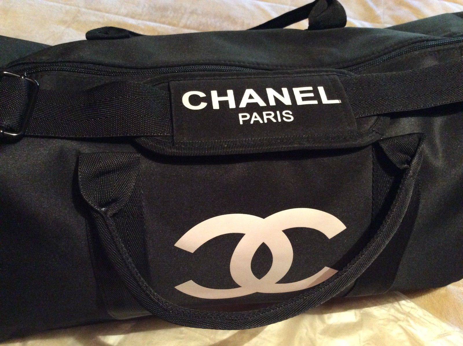 งานพรีเมี่ยมกิ้ฟ จากเคาเตอร์ต่างประเทศนะคะ 🎈 New item! ใช้ได้ทั้งหญิงชาย มาละค้ากับ travel & fitness bag จากงานพรีเมี่ยมกิ้ฟแบรนด์หรูอย่าง Chanel ของแท้100% ตัวกระเป๋าเป็นผ้า Oxford หนาอย่างดี สกรีนโลโก้แบรนด์ตัดสีขาว เปิดปิดด้วยซิปแบรนด์ อะไหล่คุ