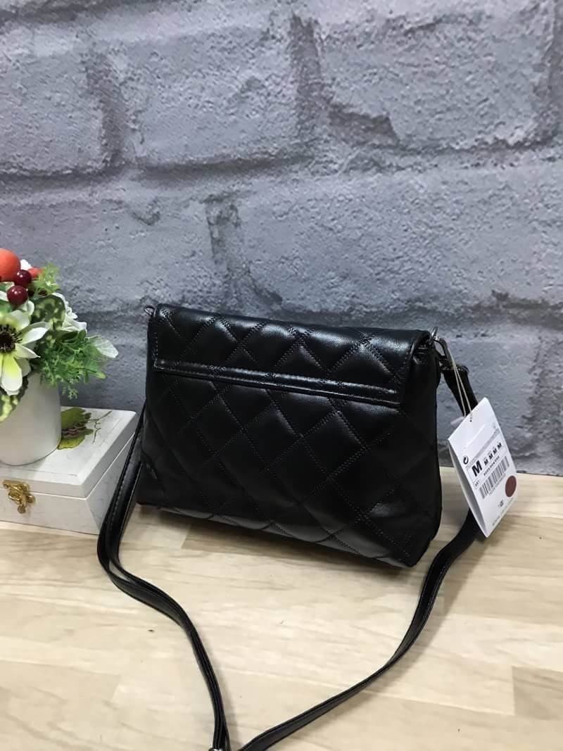 ZARA CROSSBODY BAG กระเป๋าสะพายข้างหนังนิ่ม look like chanel เย็บลายตารางรอบใบ มีตัวล้อค2ชั้น ทั้งกระดุมแม่เหล็กและซิปเดียวด้านใน ฐานกว้างตั้งอยู่ทรง ภายในมีช่องซิปเล็กและช่องใส่มือถือ สามราถใส่มินิไอแพค กระเป๋าสตางค์ทรงยาวได้ มาพร้อมสายสะพาย ถอดและสามารถ
