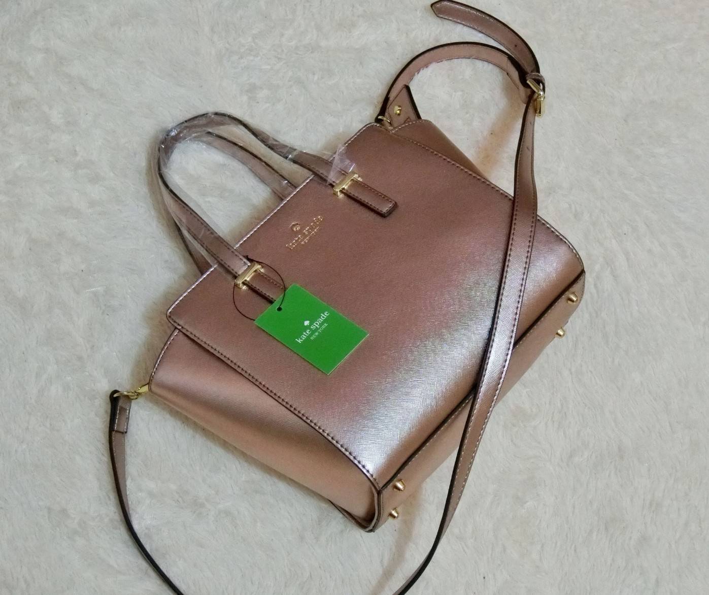 KATE SPADE NEW YORK CEDAR STREET HAYDEN BAG กระเป๋าถือหรือสะพายหนัง Saffiano สวยหรูอยู่ทรงสไตล์ PRADA ด้านหน้าประดับโลโก้สีทองสวยไฮโซ ภายในมีช่องซิปและช่องเล็ก ซับในอย่างดีสกรีนลาย Kate Spade กว้างและจุ ใส่ ipad mini กระเป๋าสตางค์ ของใช้ได้เยอะ มีหมุดรองฐ