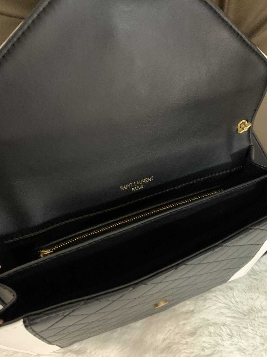 VIP SAINT LAURENT GABY SATCHEL BLACK / YSL GABY กระเป๋าสะพายดีไซน์เกร๋ รูปทรงแบบซองจดหมาย หนังลายตาราง น้องใหม่จากSaint Laurent Gaby Satchel วัสุดหนังลูกแกะแบบควิลท์ (หนังแกะสังเคราะห์) งานสไตล์วินเทจ แต่งขอบสีขาวตัดกับสีดำ ด้านหลังมีช่องสำหรับใส่ของได้ โ