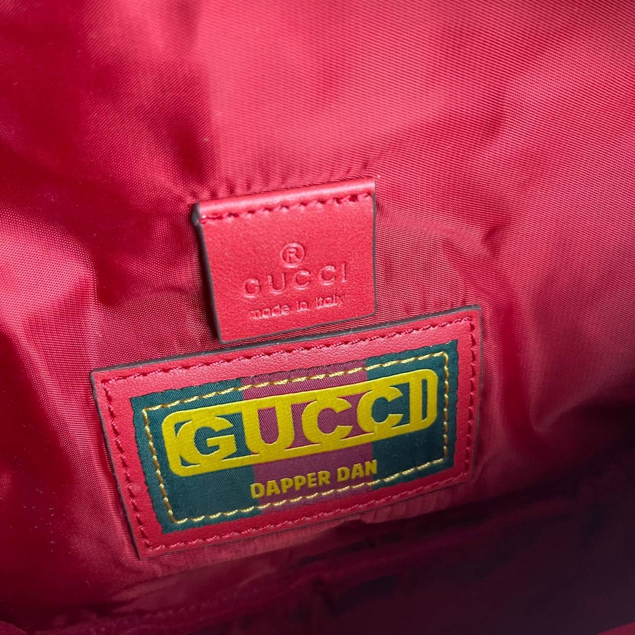 หนังแท้ GUCCI BELT BAG / GG BELT BAG RED กระเป๋าคาดอก/คาดเอว รุ่น Unisex ใช้ได้ทั้งหญิงชาย ภายในเป็นช่องโล่งกว้าง ใบใหญ่ขนาดมาตรฐานจุของได้เยอะ สายสะพายปรับได้ตามตัว ใบจริงเห็นแล้วหลงรัก คุ้มค่าที่สุด อีกรุ่นหนึ่งที่หลายคนตามหา งานออริสวยมาก ทำจากหนังแท้ 