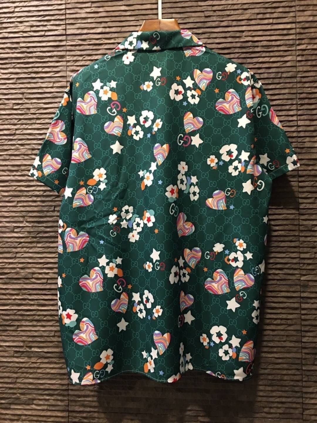 Gucci Retro flower and heart print cotton bowling shirt / Gucci Men's Shirts / Gucci Shirts งานเกรดออริจินอล พิมพ์ลายคมชัด มีป้ายแท็กที่คอเสื้อทุกตัว พร้อมส่งที่ไทย ภาพสินค้าถ่ายจากงานขายจริง ใช้งานต่างประเทศได้
