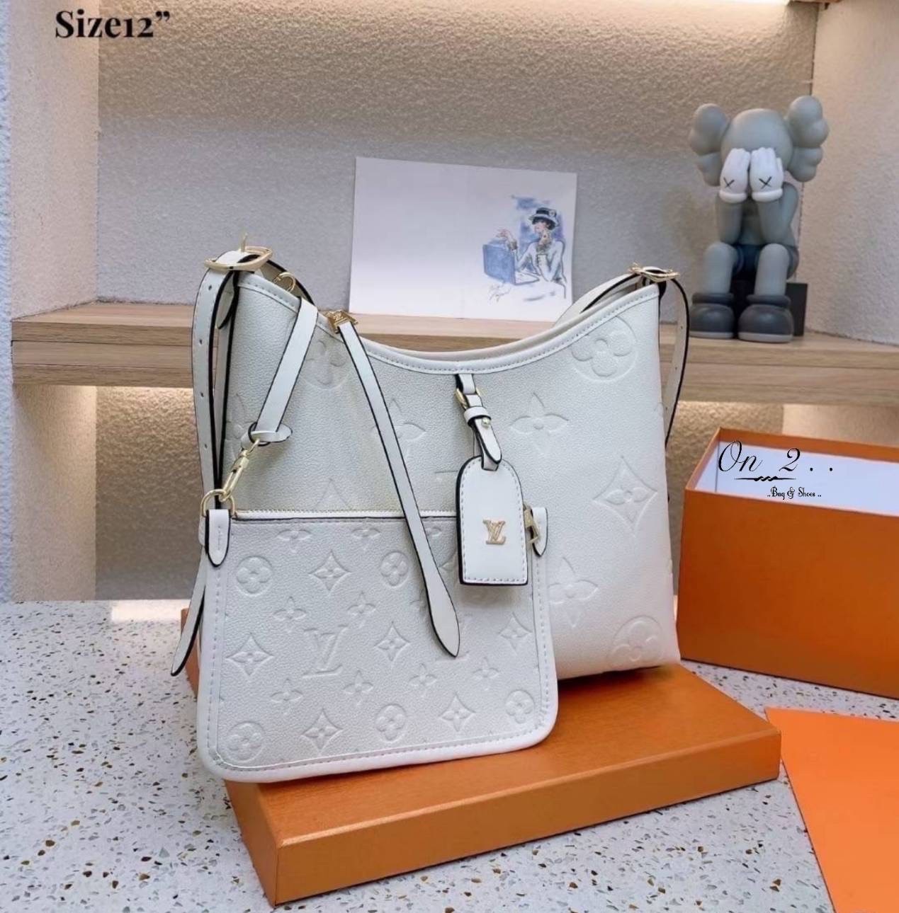 LV CARRYALL PM Monogram Empreinte รุ่นลิมิเต็ดสีเรียบหรู ที่สาวๆตามหา กระเป๋าสะพายไหล่ทรงสวย ดีไซน์เรียบง่ายคลาสสิค หรู ดูผู้ดี รูปทรงใช้งานง่าย มาพร้อมใบลูก ไว้เก็บของจุกจิก วัสดุหนังแคนวาส พร้อมเสิร์ฟให้ในราคาน่ารักๆ ของมันต้องมีแบบนี้ ก็ต้องตำได้แล้วน้