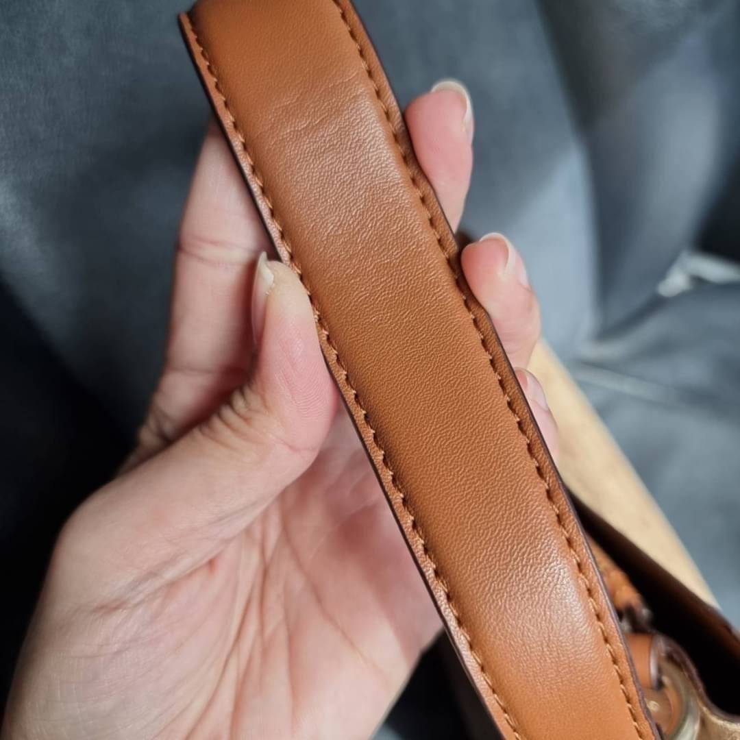 COACH 2312 SMALL TOWN BUCKET BAG IN SIGNATURE CANVAS รุ่นยอดนิยมใบเล็กมาครบสีแล้วจ้า กระเป๋าทรงบัคเก็ต สีผู้ดี๊ผู้ดี ตัวกระเป๋าดีไซน์คลาสสิคลายซี ดูโดดเด่น วัสดุหนังแคนวาสเคลือบลาย สวยคมทุกมุมจริงๆ!! เปิด-ปิดด้วยกระดุมแม่เหล็กทั้ง 2 ฝั่ง ภายในเป็นช่องโล่ง