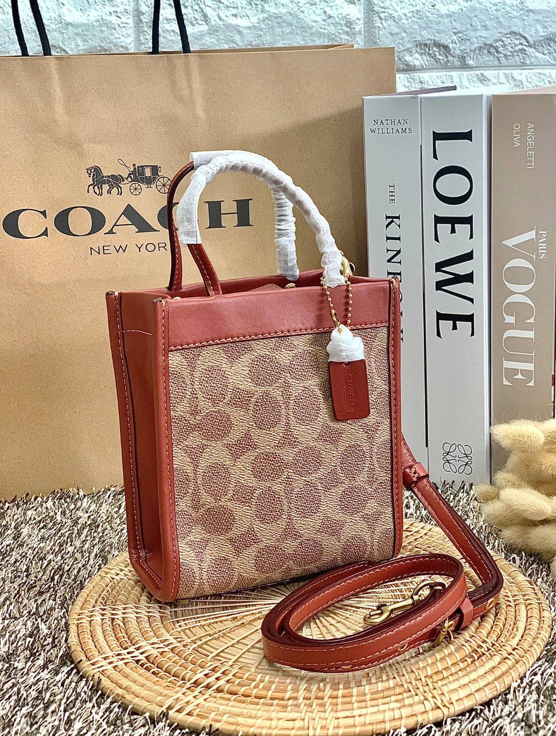 COACH MINI CASHIN TOTE ((C4828)) 💥พร้อมส่งที่ไทยรุ่นใหม่ล่าสุดค่ะ! กระเป๋าขนาดมินิ หนังแท้ หนังนิ่มสวย น่าใช้มากๆค่ะ ปากกระเป๋าแบบแม่เหล็ก ภายในสามารถใส่กระเป๋าเงินใบกลางได้;มือถือแบบตั้งได้ทุกรุ่น;ของจำเป็นจุกจิกสาวๆได้หลายอย่างนะคะ;พร้อมช่องเสีย