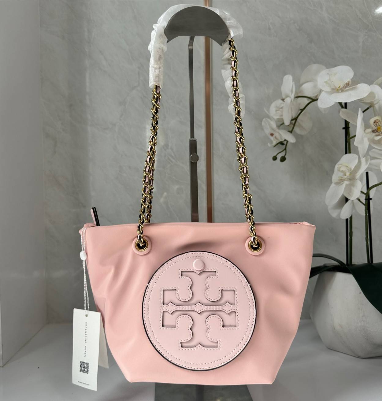 TORY BURCH Ella Chain Crossbody Nylon Bag กระเป๋าคล้องไหล่สายโซ่หรูหราโดดเด่นด้วยโลโก้หนังด้านหน้า สามารถปรับสะพายคอสบอดี้ สะพาลไหล่ได้