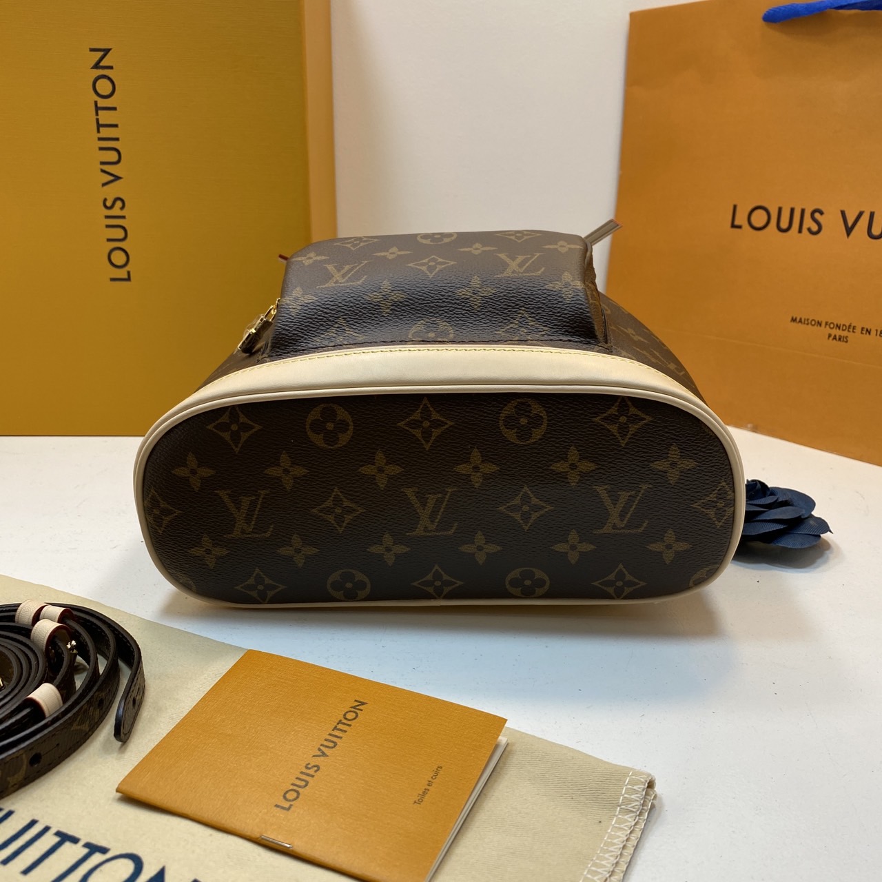 LV Montsouris Backpack Monogram Canvas กระเป๋าเป้งานแบรนด์หรู สวยโดดเด่นทันสมัยตลอดกาล เกรดออริ เทียบแท้ 1:1 ใช้งานต่างประเทศได้