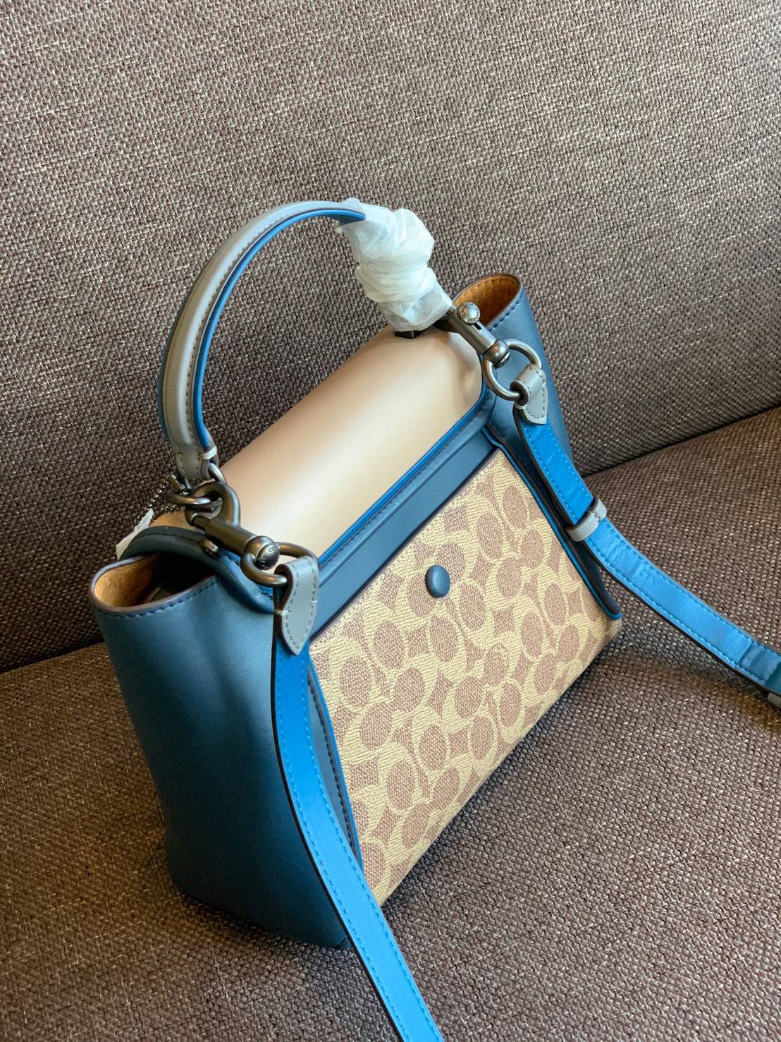 COACH COURIER CARRYALL 23 IN COLORBLOCK SIGNATURE CANVAS พร้อมส่ง 7 แบบ พร้อมส่ง ลุคดูไฮสุดๆค่ะ! กระเป๋าสะพายหนังหรูหราและคลาสสิค หนังแท้ชั้นดีที่สุด น้ำหนักเบา หนังสวยมากก สัมผัสแล้วหลงรักแน่นอนจ้าา😘