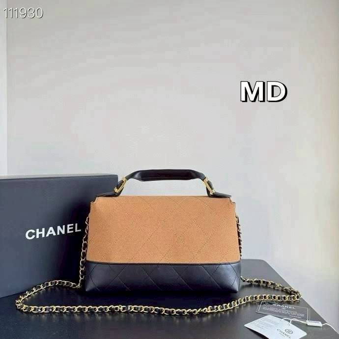 Chanel Flap Leather Suede Bag กระเป๋าสะพาย ดีไซน์ใหม่ คงความคลาสสิคและสวยหรู มีทั้งแบบงานหนังเต็มใบ/ทูโทน/และงานหนังกลับ สวยหรูหรา ภายในเป็นช่องโล่ง