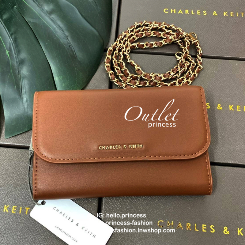CHARLES & KEITH BAG กลับมาอีกครั้ง รุ่นขายดีค่ะ...กระเป๋าสตางค์มีสายสำหรับสะพายข้างหรือแบบครอสบอดี้ร์ได้ค่ะ วัสดุหนังเรียบ ด้านหน้ามีอะไหล่โลโก้แบรนด์ เปิดปิดกระเป๋าแบบกระดุมแม่เหล็ก ภายในมีช่องใส่ธนบัตร สามารถใส่แบงค์พันได้ค่ะ มีช่องใส่บัตรต่างๆ ช่องซิปส
