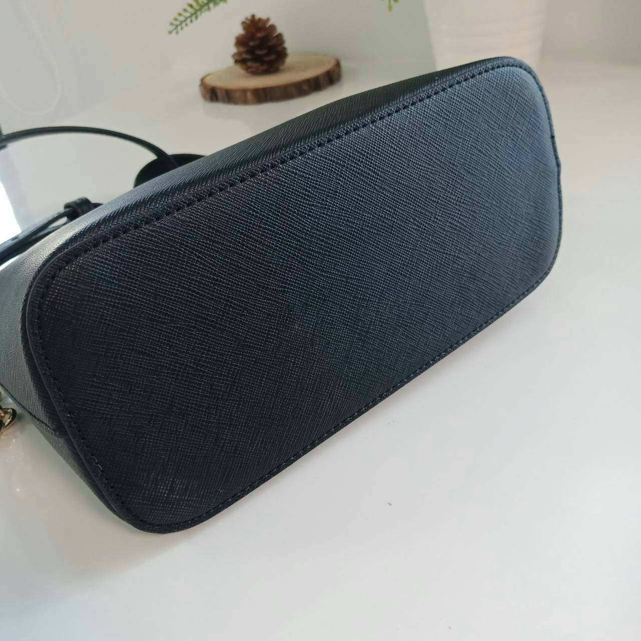 MICHEAL KORS CHAIN CROSSBODY BAG กระเป๋าสะพายแบรนด์ดังทรงสุดฮิตหนัง Saffiano อะไหล่ทอง สวยหรูอยู่ทรง น้ำหนักเบา ด้านหน้าประดับโลโก้แบรนด์สีทอง ขนาดกำลังดี เปิดปิดด้วยซิปสะดวกใช้ ภายในมีช่องซิปและช่องใส่มือถือ สายยาวปรับได้ถอดไม่ได้ สวยหรู ดูดี ต้องมีไว้คร