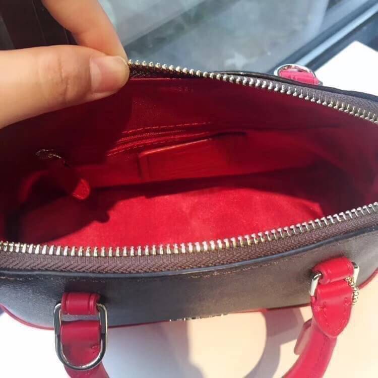 Coach Mini Sierra Signature กระเป๋าถือทรงโดม ภายในกว้างสามารถใส่กระเป๋าเงินเล็ก และมือถือได้ และยังมีช่องซิปเล็ก 1 ช่อง ด้านหลังมีกระเป๋าเล็กเก็บบัตร 1 ช่อง ใครยังไม่มีพลาดไม่ได้แล้วนะคะ