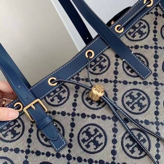 ใบใหญ่ TORY BURCH T MONOGRAM LARGE JACQUARD TOTE BAG กระเป๋าถือหรือสะพายรุ่นล่าสุดดีไซน์ยอดนิยมจาก TORY BURCH FACTORY OUTLET วัสดุ Woven Jacquard & Leather ทอลาย Jacquard Singnature แบรนด์รอบใบสวยอยู่ทรงเป็นเอกลักษณ์ เปิดปิดแบบ Drawstring ขนาดใหญ่มาก กว้า