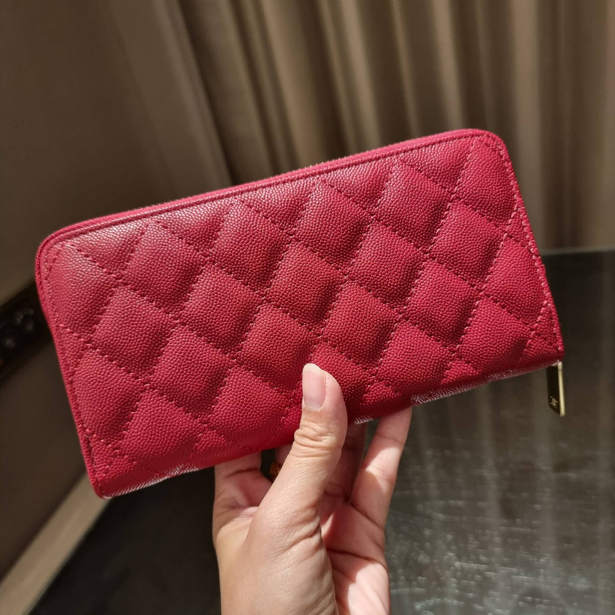 VIP 】กระเป๋าสตางค์ใบยาวรุ่นซิปรอบ สวยรับทรัพย์จาก Chanel วัสดุหนังลายคาร์เวีย ใช้แล้วขับผิวสุดๆ เปิด-ปิดด้วยซิปรูดรอบใบ ใช้งานง่าย ภายในกระเป๋ามีช่องใส่บัตรได้ ใส่ธนบัตรหรือเหรียญได้ มีช่องซิปแยกอีกหนึ่งช่อง ดีไซน์เรียบหรูแบบนี้ สาวๆห้ามพลาดกันน้า!! ซื้อใ