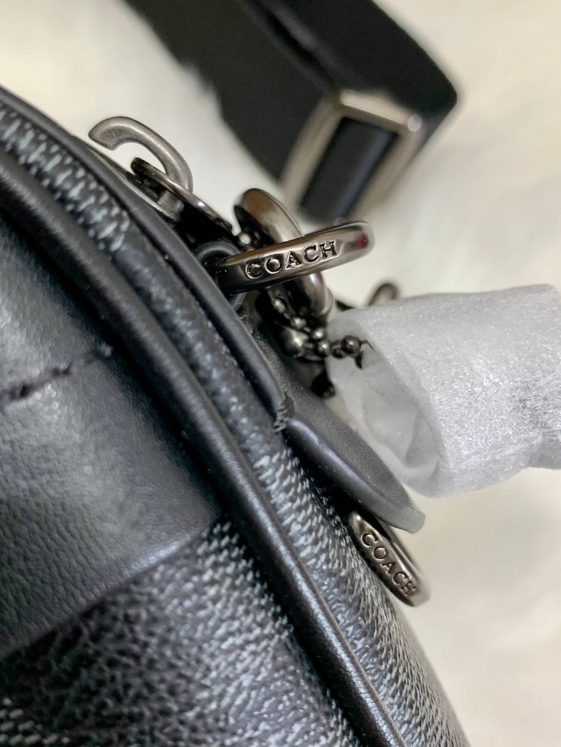 ของแท้ 💯% COACH GRAHAM CROSSBODY IN SIGNATURE ((50715)) พร้อมส่งค่ะ! กระเป๋าสะพายครอสบอดี้ร์ หนังแท้อย่างดี นิ่มมือค่ะ ด้านหน้ามีหนึ่งช่องซิปซ่อนใส่ของจุกจิก