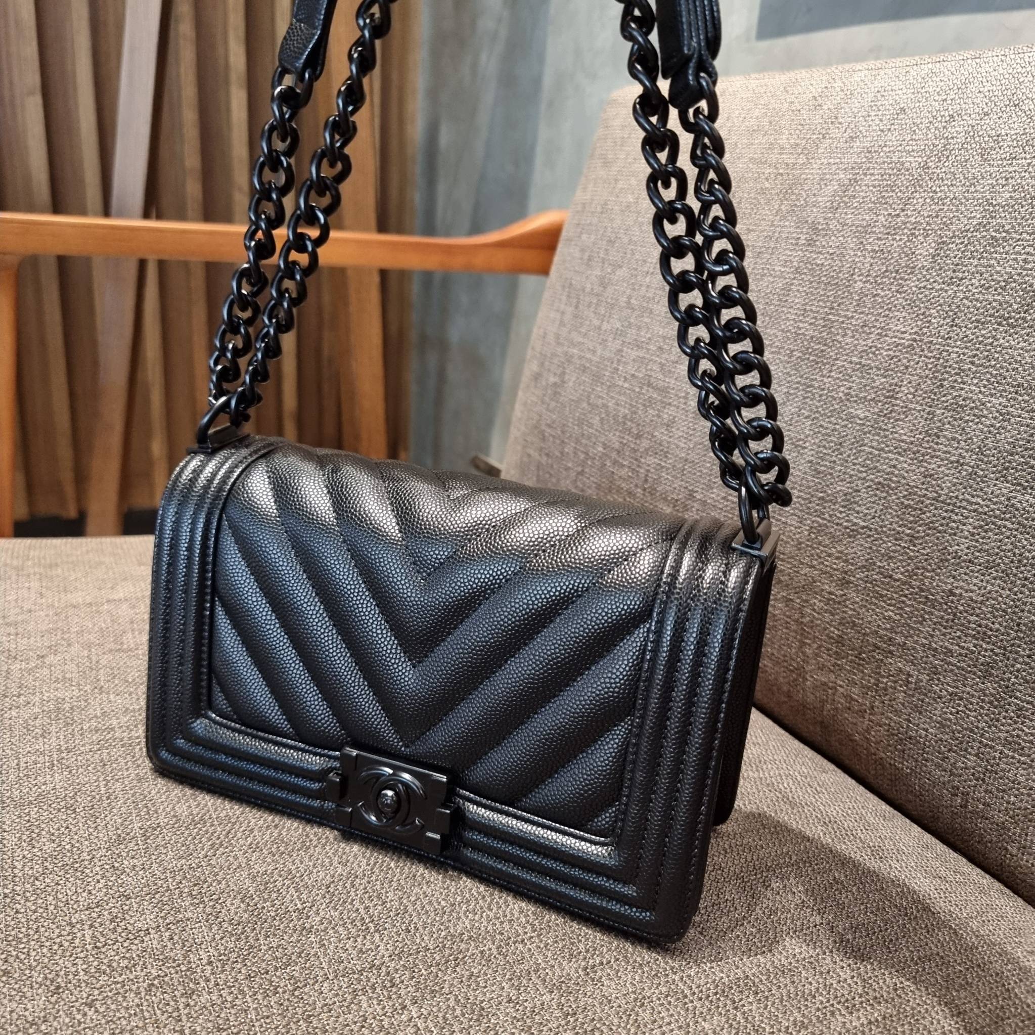 Chanel Boy 10" พร้อมส่งที่ไทย รุ่นสุดฮอต ดีไซน์อะไหล่ดำ เรียบหรูมากๆ!! วัสดุหนังลายคาร์เวีย ทรงคลาสสิคที่สาวๆห้ามพลาด!! ในราคาสุดคุ้ม เปิด-ปิดกระเป๋าด้วยตัวล็อค ภายในโล่งกว้าง ไซส์ใหญ่ใส่ของได้เยอะ มีช่องแยกในกระเป๋า มาพร้อมสายสะพายโซ่สลับหนังรองบ่า 
