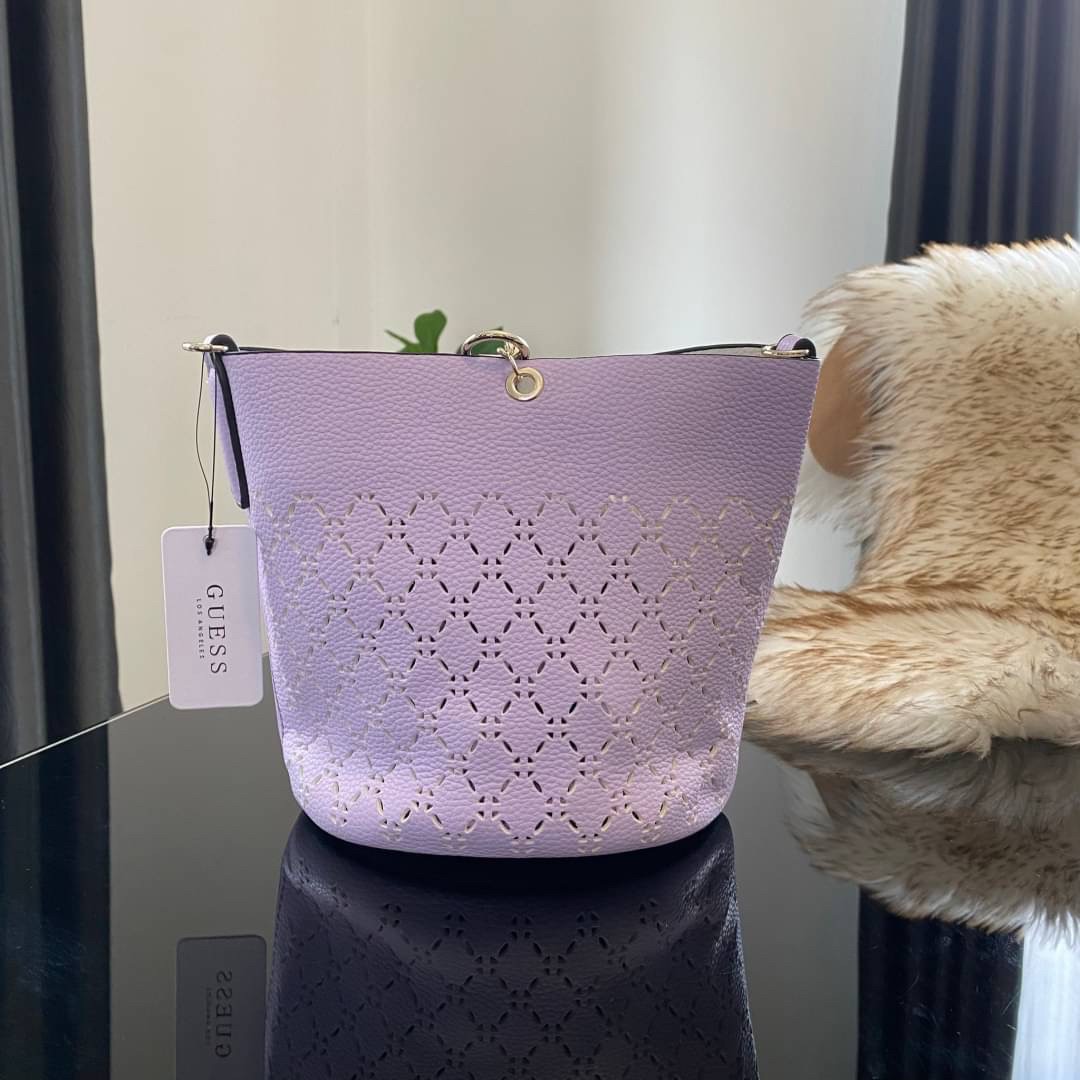 Guess Amara Bucket Handbag ซื้อ 1 ได้ถึง 2 กระเป๋ารุ่นใหม่ล่าสุดทรงถังสุดน่ารัก พิมพ์ลายรอบใบ วัสดุหนังนิ่มคุณภาพดี นิ่ม น้ำหนักเบา ด้านหน้าประดับด้วยโลโก้แบรนด์สวยโดดเด่น เปิด-ปิดด้วยด้วยตัวคล้องอะไหล่เงินสะดวกใช้ ด้านในโล่ง มีสายยาวปรับระดับได้มาให้ มาพ
