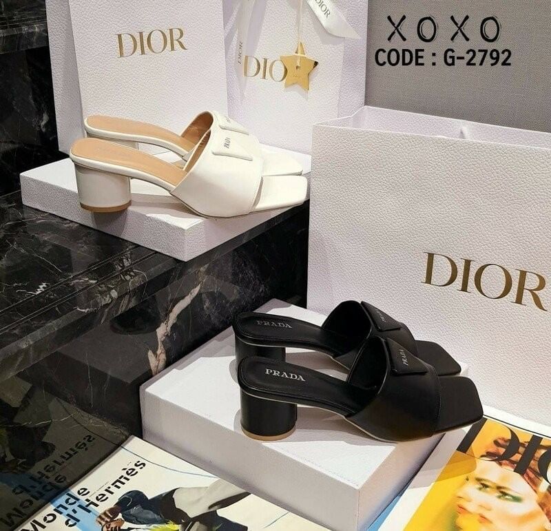 Prada งานสวม สวย เก๋ หรู วัสดุหนัง PU ส้นทรงกระบอกทรงกลม ใส่สบาย ใช้งาน ไม่เมื่อย น้ำหนักเบา ด้านหน้าติดอะไหล่แบรนด์โลโก้ทรงสามเหลี่ยม แมทส์ชุดง่าย