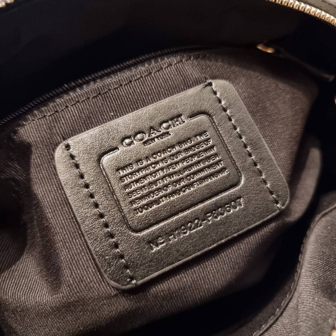 COACH F83607 ROWAN SATCHEL IN SIGNATURE CANVAS กระเป๋าทรงหมอนยอดฮิต คลาสสิคใช้งานได้ไม่มีเบื่อ มาครบสีขายดี ด้วยรูปทรงสวยงาม และใช้งานได้อย่างกระฉับกระเฉง วัสดุหนังแคนวาสเคลือบลาย ทนทาน ภายในโล่งกว้าง มีช่องซิปและแบ่งสัดส่วนได้ลงตัว บอกเลยว่าสาวๆพลาดไม่ได