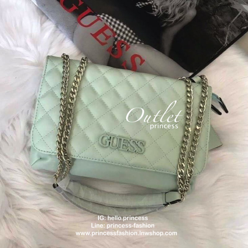 Guess Elliana Convertible Flap Over Crossbody กระเป๋าสะพายรุ่นใหม่จาก Guess factory รุ่นนี้สามารถสะพายได้ทั้งสายคู่และสายเดี่ยว สายสะพายโซ่ต่อหนังไม่เจ็บบ่า ด้านหน้าประดับtagโลหะหุ้มหนังถอดออกได้ วัสดุหนังpu ลายตาราง เรียบนิ่ม เปิดปิดกระเป๋าด้วยกระดุมแม่เ