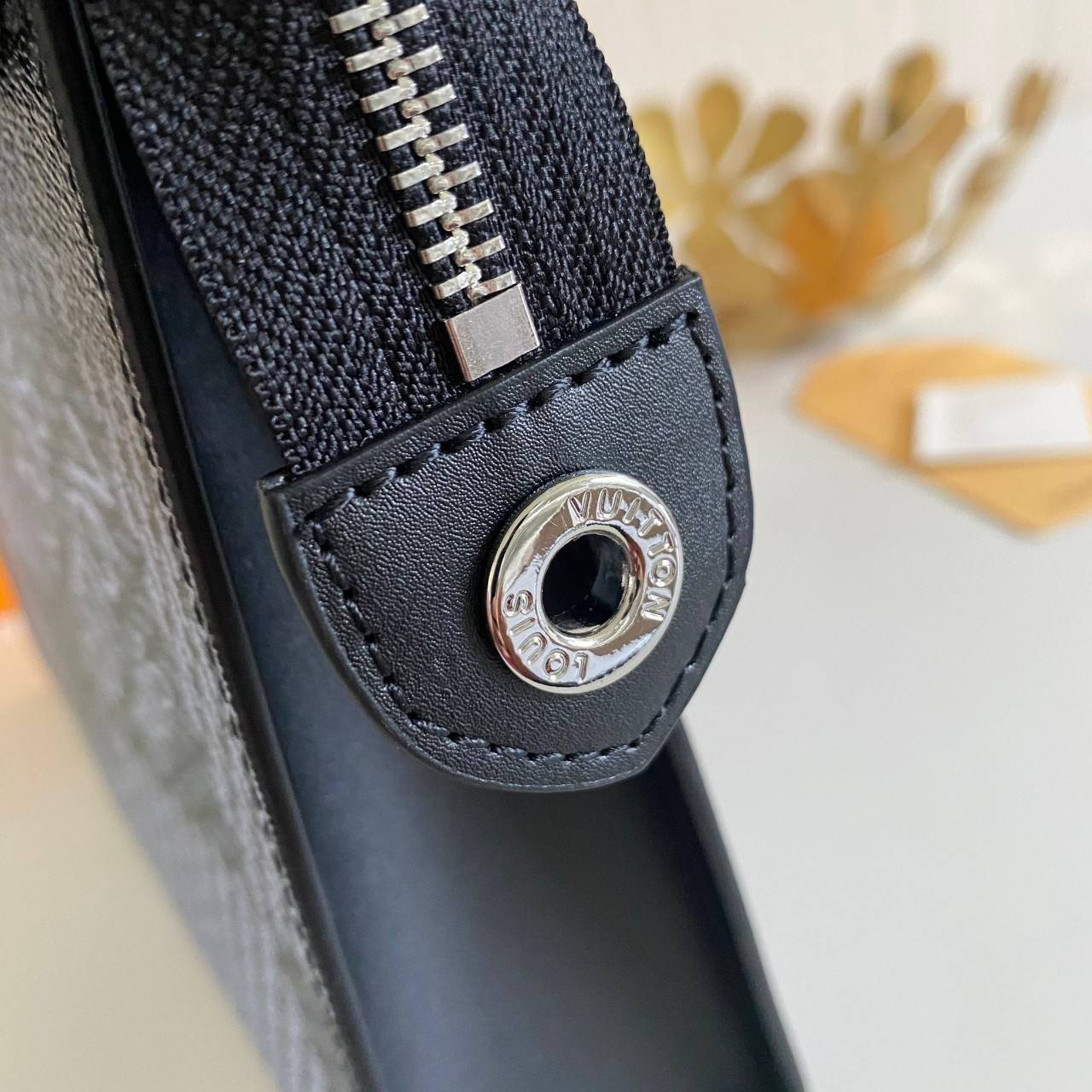 พรีเมี่ยมกิ๊ฟแท้ 100% 】พร้อมส่งที่ไทย!! ที่นี่ที่เดียว LOUIS VUITTO CLUTCH คลัช LV ขายดีตลอดกาล ไม่มีตกยุค ขนาก10” นิ้ว ใส่ของได้จุใจ หนังแท้ ด้านในมีช่องใส่บัตรได้เยอะ มาพร้อมกล่องอุปกรณ์ครบ