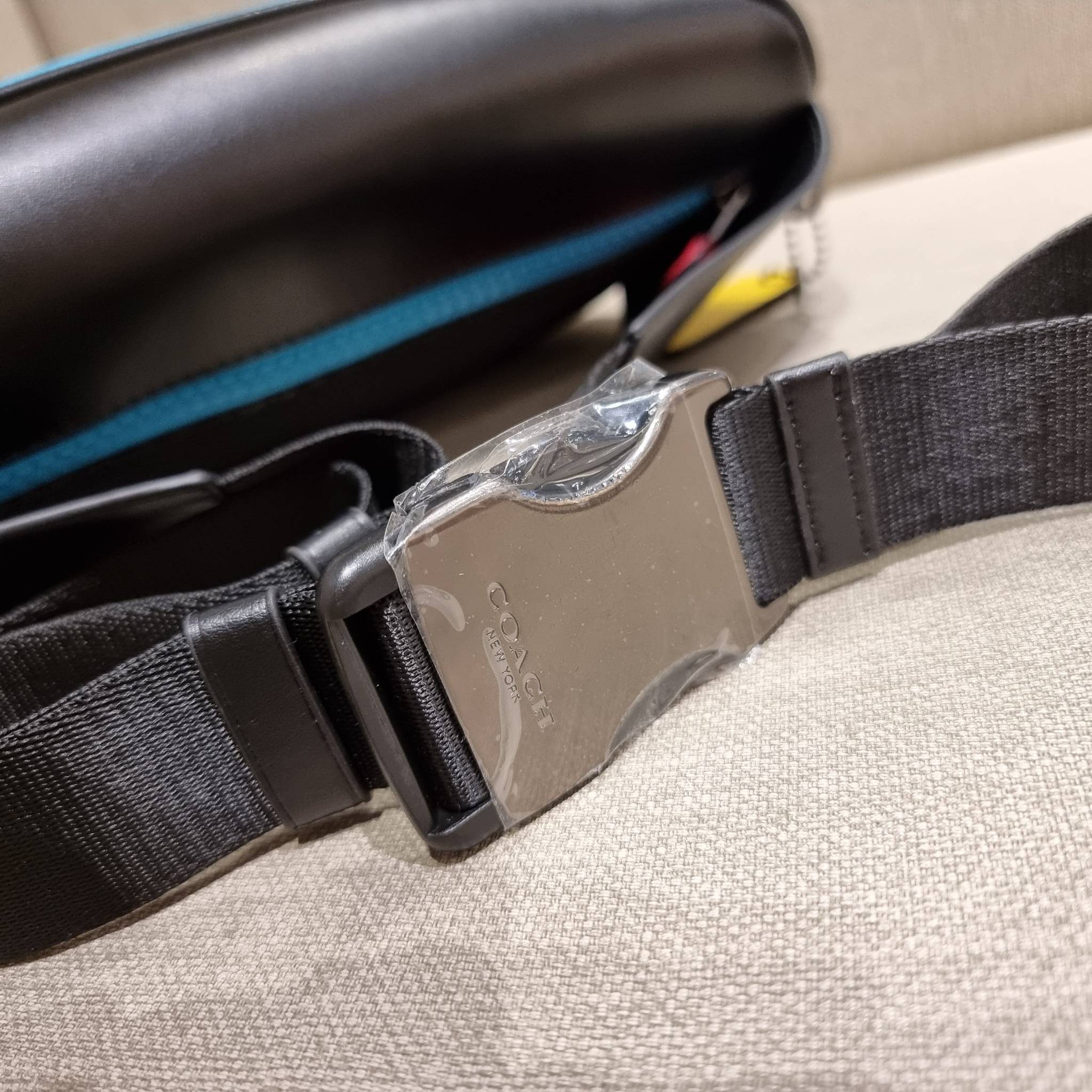 COACH F72931 TERRAIN BELT BAG IN SIGNATURE CANVAS กระเป๋าคาดอก ดีไซน์สุดเท่ มองยังไงก็ไม่มีเบื่อ ด้วยรูปลักษณ์ และความคลาสสิค ผสานกันอย่างลงตัว วัสดุหนังแคนวาสสลับหนังแท้ มีช่องซิปแบ่งเป็นสัดส่วน ด้านหลังบุนวมและมีช่องซิปไปอีก!! ภายในโล่งกว้าง ใส่กระเป๋าส