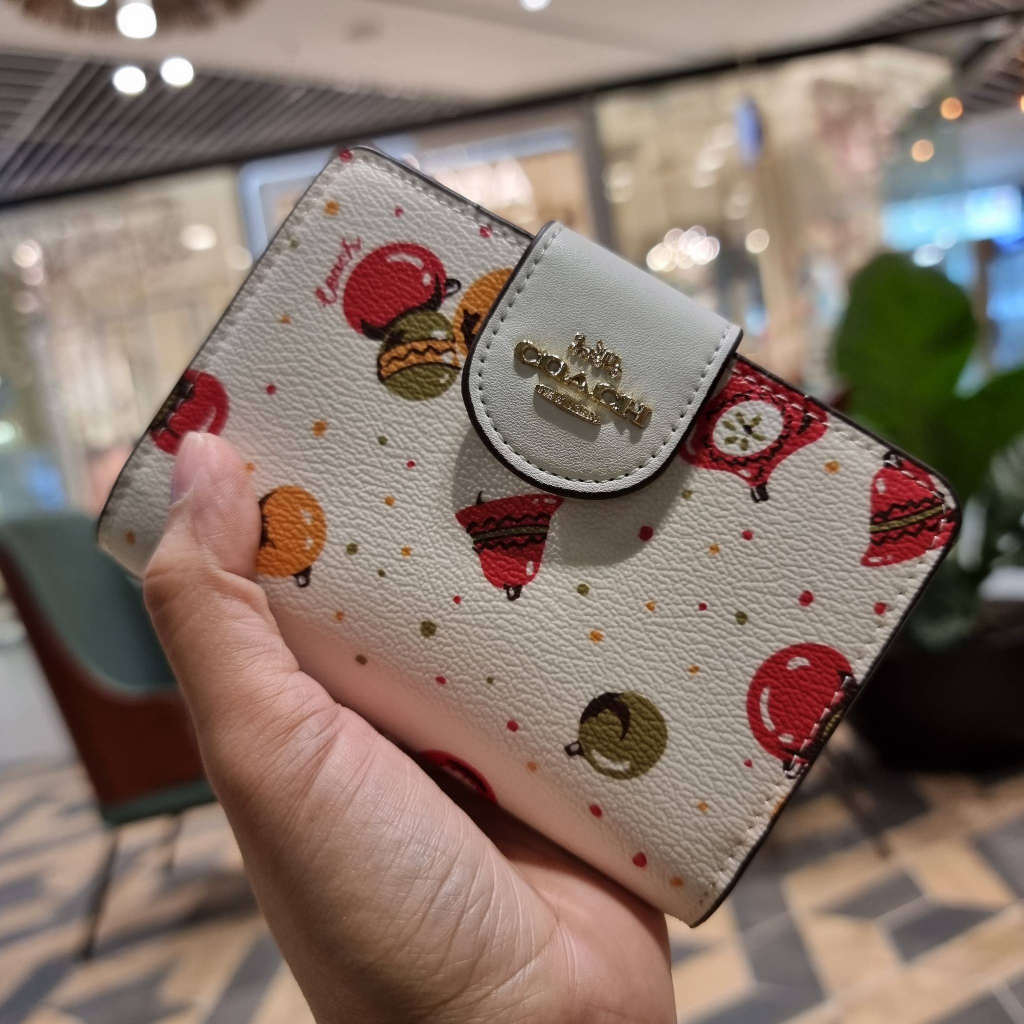 COACH C7414 MEDIUM CORNER ZIP WALLET WITH ORNAMENT PRINT คอลเลคชั่นใหม่ กระเป๋าสตางค์ใบกลาง ดีไซน์ใหม่ สุดหรู คละลายพริ้นท์เต็มใบ น่าใช้ไปอีก วัสดุหนังแคนวาสเคลือบลาย ภายในมีช่องใส่บัตร ใส่ธนบัตรได้ครบ และมีช่องซิปแยก ใบจริงสวยมากๆ แนะนำจ้า ราคาสุดคุ้มครบ