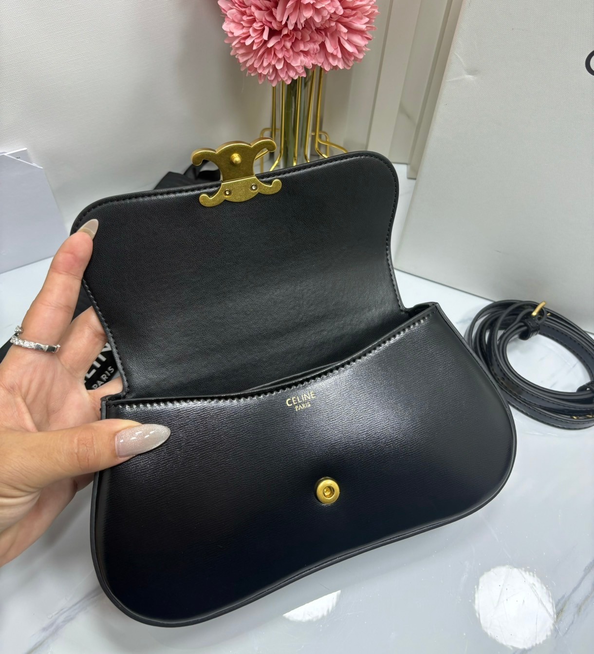 CELINE LOLA TEEN bag in glossy leather กระเป๋าทรงโฮโบรุ่นใหม่ หนังแท้ขึ้นเงาสวยก่อนใคร ดีไซส์ใหม่มุมโค้งมน สวยละมุนเป็นคุณหนูน่าทะนุถนอม