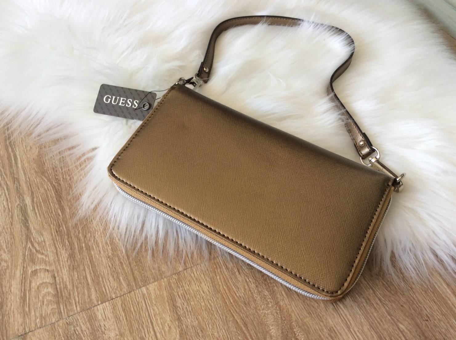 GUESS FACTORY WOMEN'S SAFFIANO LONG WALLET กระเป๋าสตางค์ใบยาวพร้อมสายคล้องมือวัสดุหนัง Saffiano สไตล์ PRADA สวยหรูอยู่ทรง ด้านหน้าประดับโลโก้แบรนด์และแต่งหมุดสุดชิคสวยน่าใช้ ภายในมีช่องใส่แบงก์ ช่องซิป และช่องใส่บัตรหลายช่อง สามารถใส่มือถือ iphone8+ 