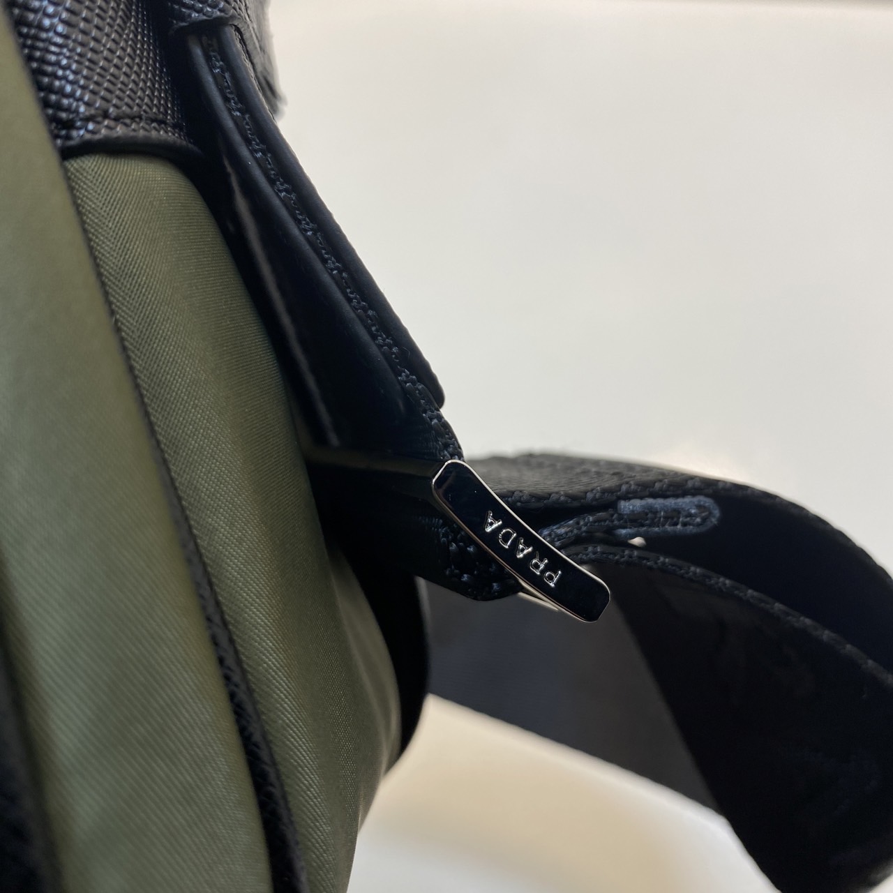 PRADA Re-Nylon and Saffiano leather shoulder bag / PRADA Messenger Bag กระเป๋าสะพายทรงเหลี่ยม คอมพลีทครีเอทลุคหล่อเท่ เกรดออริ 1:1 ใช้งานต่างประเทศได้