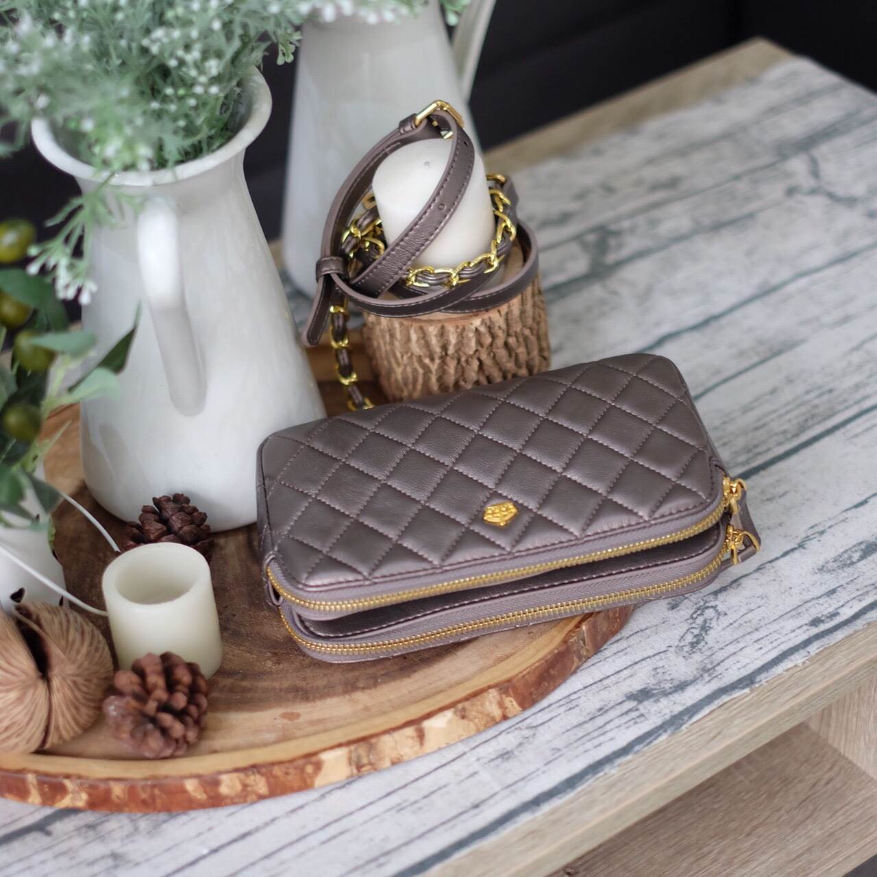 2 สี ขายดี พร้อมส่ง ค่า KEEP รุ่น Carla ทรงที่ขายดีที่สุดในตอนนี้ ใครกำลังตามหากระเป๋าใบเล็ก ช่องเก็บเยอะๆ แนะนำ ใบนี้เลยค่า New item KEEP ' Carla ' 2zipper bag กระเป๋าสะพายข้าง แบบช่อง 2 ซิป ใบเดียวจบ จุครบ All item ! จะแต่งตัวสไตล์ไหนก้อเอาอยู