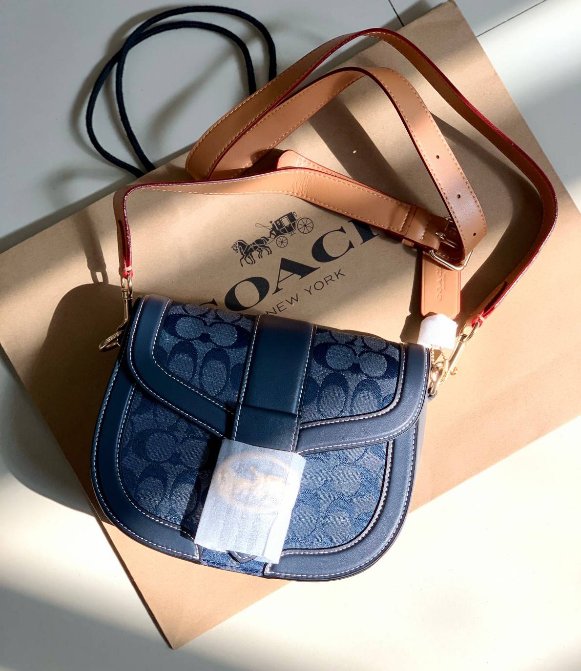 รุ่นแนะนำ ห้ามพลาด สวยมากๆค่ะ! COACH GEOEGIE SADDLE BAG IN SIGNATURE CHAMBRAY ((C4066)) พร้อมส่งที่ไทยค่ะ! กระเป๋าสะพายแบบครอสบอดี้ร์ วัสดุเดนิมทอลายแบรนด์+หนังแท้ เดินด้ายสีคัดกับคัวกระเป๋าได้ สวยงามมากๆค่ะ ด้านหน้ามีอะไหล่โลโก้แบรนด์เด่น เปิดปิดกระเป๋าแ