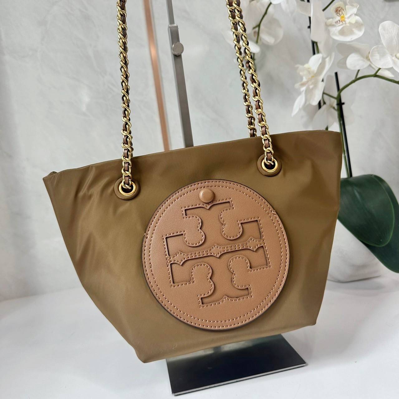 TORY BURCH Ella Chain Crossbody Nylon Bag กระเป๋าคล้องไหล่สายโซ่หรูหราโดดเด่นด้วยโลโก้หนังด้านหน้า สามารถปรับสะพายคอสบอดี้ สะพาลไหล่ได้