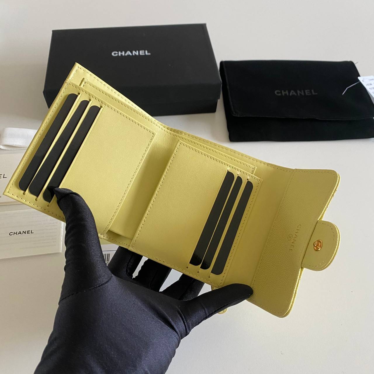 หนังแท้ Chanel Classic small wallet caviar 3 พับ พร้อมส่งที่ไทย รุ่นยอดนิยมไอเท็มฮิตวัสดุหนังแท้คาเวียร์สวยคลาสสิคเปิดปิดด้วยฝาปิดกระดุมด้านหน้ามีโลโก้แบรนด์อะไหล่ทองสวยหรูดูดี ตัวจริงสวยน่าใช้ Chanel mini นาทีนี้กำลัง in สุดๆ ภาพสินค้าถ่ายจากงานขายจริง ใ