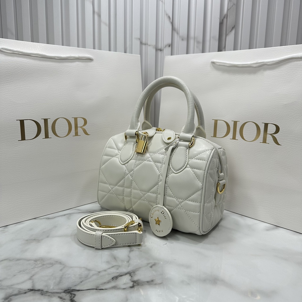 DIOR Groove 20 Bag / Dior Keepall Macrocannage Leather / Oblique Jacquard กระเป๋าสะพายทรงบอสตัน Keepall ทันสมัยและสง่างาม ใช้งานได้ทั้งแบบสะพายไหล่หรือสะพายแบบครอสบอดี้ เหมาะเป็นไอเทมคู่ใจในชีวิตประจำวัน เกรดออริ 1:1
