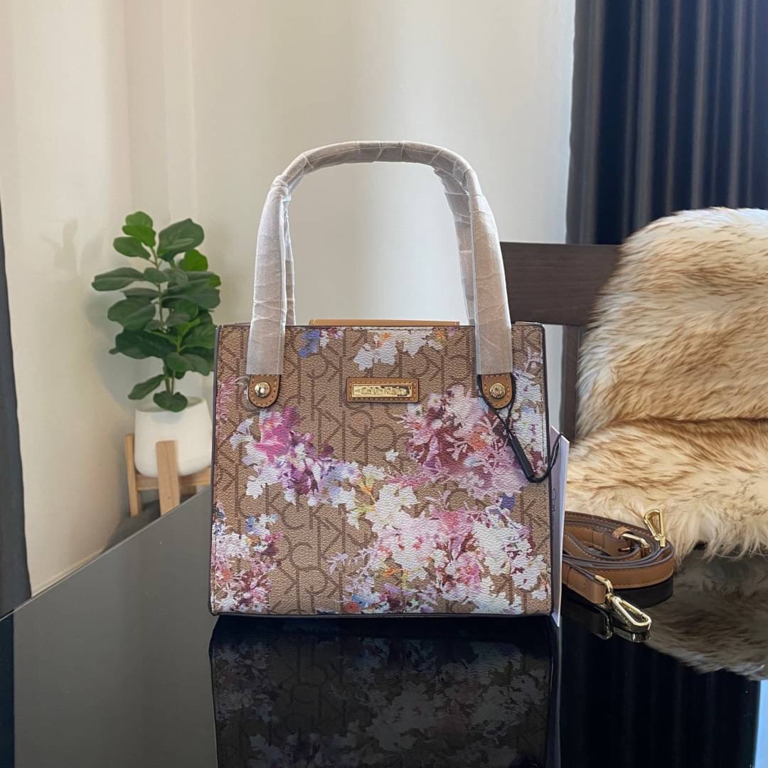 CALVIN KLEIN JEANS crossbody bag กระเป๋าถือหรือสะพาย ลายซิกเนเจอร์แบรนด์ทั้งใบ มีหูจับสำหรับถือ เปิด-ปิดกระเป๋าด้วยกระดุมแม่เหล็ก ด้านในโล่งกว้างมีช่องเล็กและช่องซิปสำหรับใส่ของจุกจิก ซับในลายแบรนด์อย่างดี มาพร้อมสายสะพายยาวปรับระดับได้ สามารถใช้ได้หลากหล