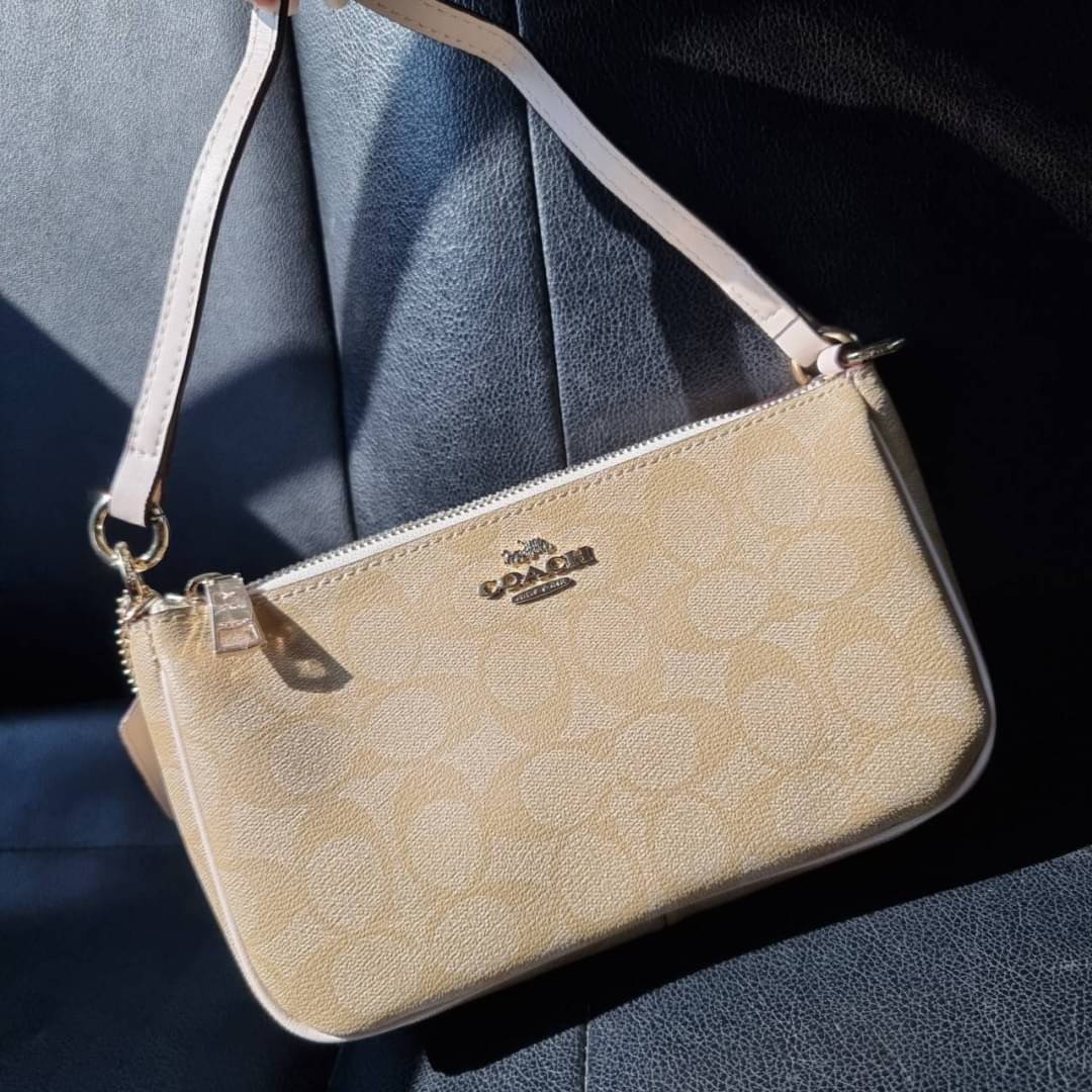 COACH F58321 TOP HANDLE POUCH อีกรุ่นฆ่าไม่ตาย!! 😎 ขายดีขายหมด ขายรวยขายปังๆ!! กระเป๋าพอชจากโค้ช ทรงใช้งานง่าย สะดวก กะทัดรัด วัสดุหนังแคนวาสเคลือบคุณภาพดี มาพร้อมสายคล้องในตัว และสายสะพาย crossbody ปรับเปลี่ยนได้ตามสไตล์ อีกหนึ่งไอเท็มที่สาวๆต้อง