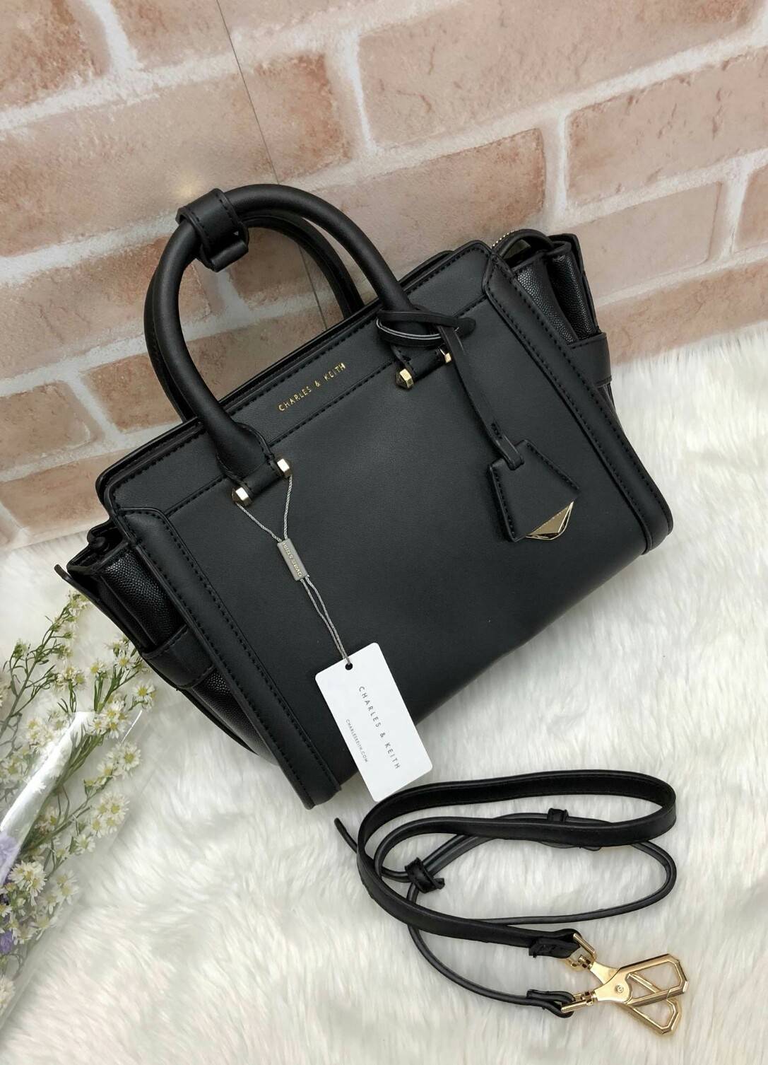 CHARLES & KEITH TRAPEZE BAG (หนังเรียบ) กระเป๋าถือหรือสะพายรุ่นยอดนิยมดีไซน์สวยหรู - วัสดุหนังลายคาร์เวียร์ สวยอยู่ทรง - ด้านข้างเเต่งช่องตัดดูมีดีเทล - ด้านหน้าสกรีนโลโก้ ด้านหลังมีช่องซิป - เปิดปิดด้วยซิปหัวซิปปั๊มโลโก้ หูจับเเข็งแรง พับลงได้