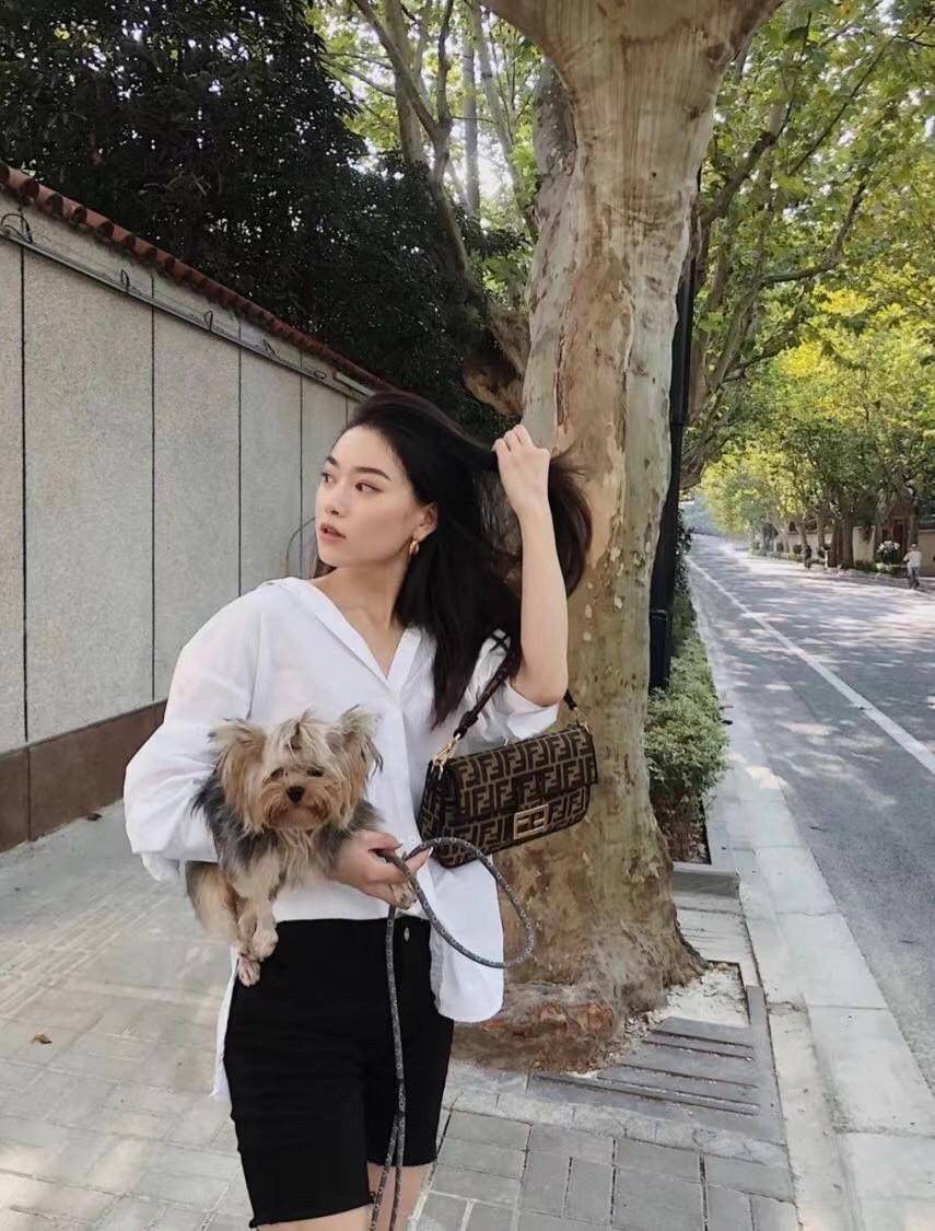 Fendi Baguette Brow Fabric bag กระเป๋าทรง Baguette ขนาดกลาง วัสดุ canvas ผ้าjacquard สีน้ำตาลพร้อมลวดลาย FF ขลิบด้วยลายปักสีดำโดดเด่นอะไหล่ทอง หรูหรา เปิด-ปิดด้วยตัวล็อคแม่เหล็ก มี1ช่องซิปด้านใน มี2สาย สายสั้นและสายยาว ถอดสายได้ สวยหรู ใบนี้ไม่ควรพลาดค่า