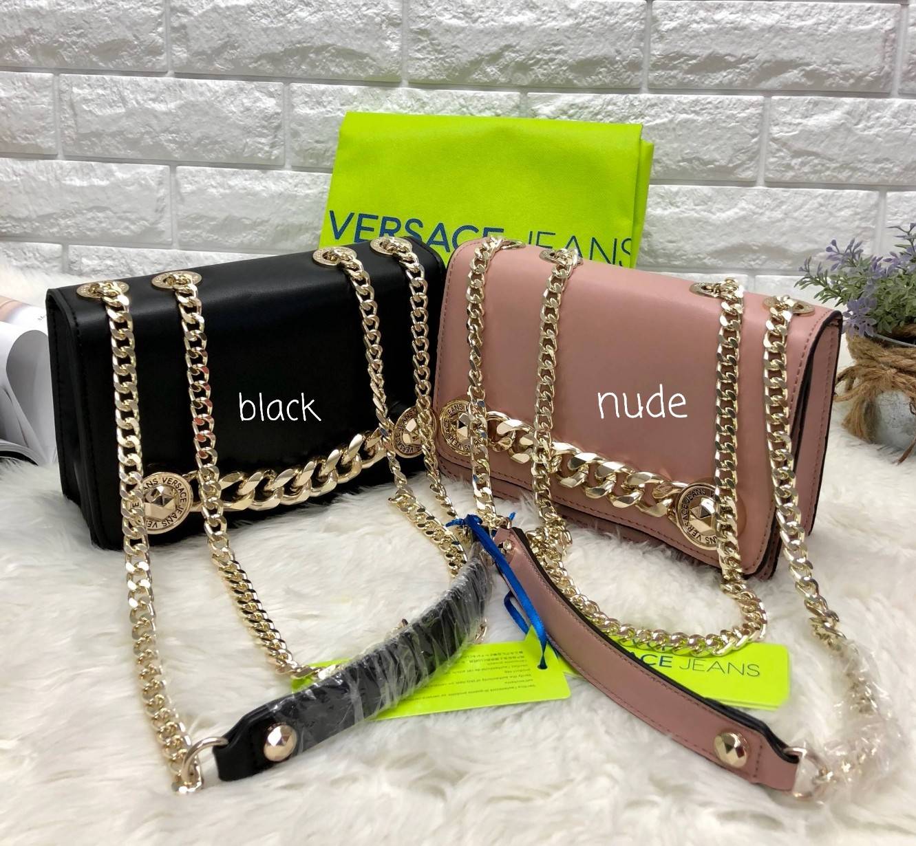 VERSACE JEANS NAPPA CROSSBODY BAG New in! กระเป๋าสะพาย วัสดุหนัง pu. เรียบเนื้อดี ปรับเปลี่ยนรูปแบบการใช้งานได้ถึง 3 แบบ สะพายข้าง, crossbody หรือคล้องไหล่ได้ อะไหล่ทองเหลื่อมๆ ดูวินเทจ เปิดปิดกระเป๋าแบบฝาปิดกระดุมแม่เหล็ก ใส่ wallet สั้น มือถือได้ทุกรุ่น